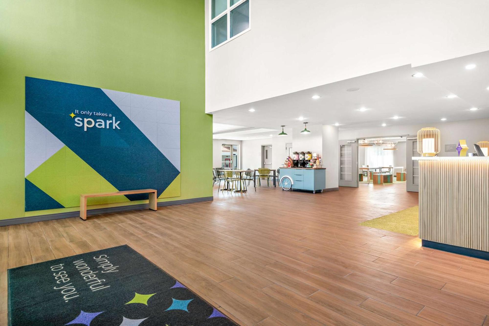 Spark By Hilton Exton Eksteriør bilde